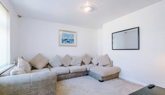 Stylish 3-bed house, Sleeps 5, Free parking,Private garden.