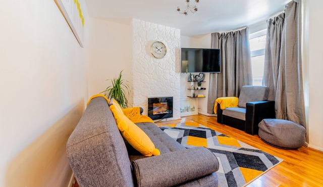 Stylish 3-Bed House with Free Parking & Wifi