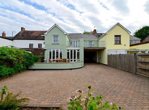 Stylish 3-Bed in Historic Caerleon-GardenParking Pass The Keys