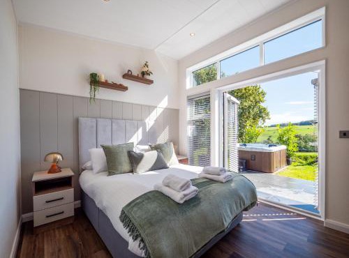 Stylish 3-Bed Lodge with Golf & Spa Access