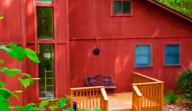 Stylish 3 Bed Mtn Retreat with HOT TUB, KING SIZE BED & Resort Style Amenities.