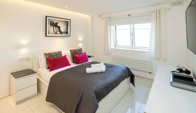 Stylish 3-Bed near Imperial Wharf/Chelsea Harbour