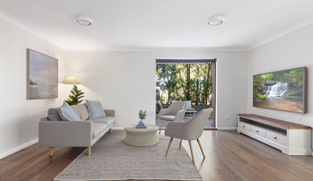 Stylish 3-Bed Newport Stay with Balcony