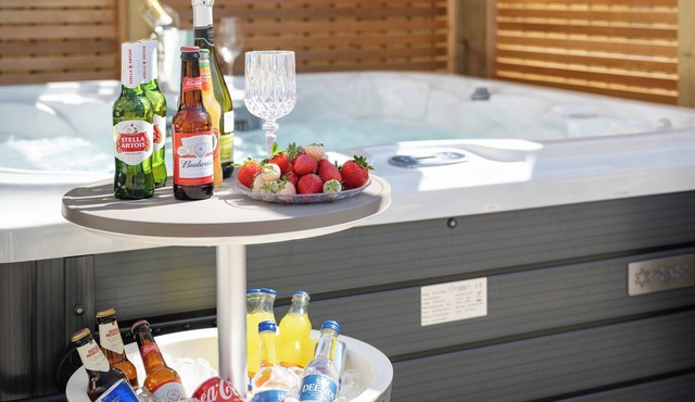 Stylish 3-Bed Retreat with Hot Tub & Garden | Near Perth City Centre