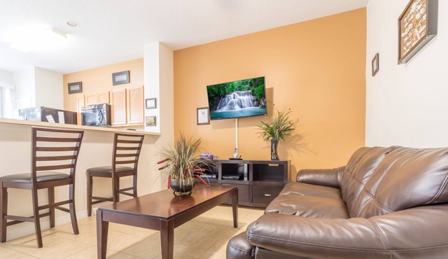 Stylish 3 bed townhouse located in Crestwnyd Bay, just minutes from Disney World