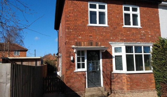 Stylish 3 Bedroom Family House with Parking