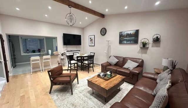 Stylish 3 bedroom home | Minutes to Falls, Golf, Wineries and More!