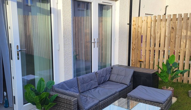 Stylish 3 bedroom, 2.5 bathroom home near Edinburgh airport. Free parking.