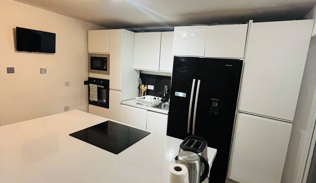 Stylish 3 Bedroom + 2 Bathroom Townhome near Central Milton Keynes with Balcony