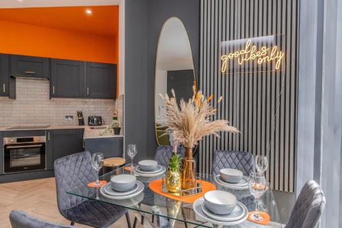 Stylish 3 Bedroom Apartment Next to Brighton Beach and Shopping Center