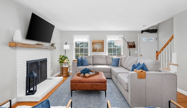 Stylish 3 bedroom Cape Cod Retreat with AC, Outdoor Shower and Fresh Linens