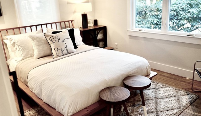 Stylish 3 Bedroom Cottage located in a Picturesque Lake community