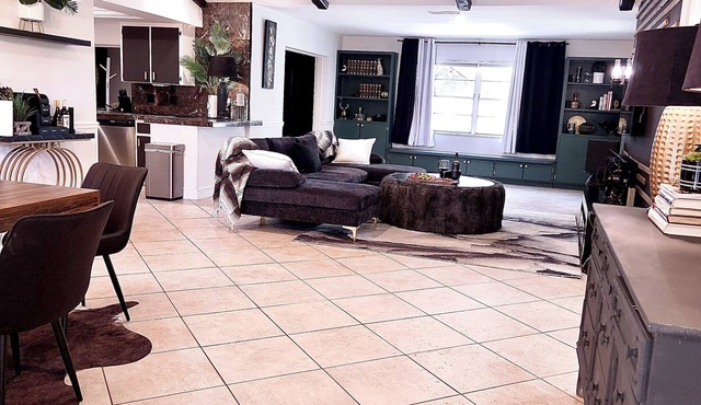 Stylish 3-Bedroom Getaway. Hot Tub, Massage Chair & 5 Mins to Downtown, Beach