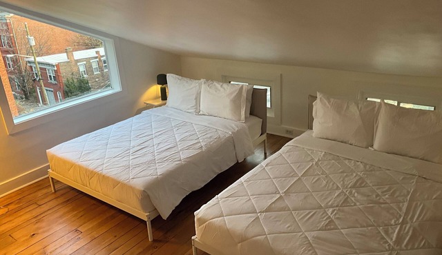 Stylish 3-bedroom house: Amazing view, charming back porch & off street parking