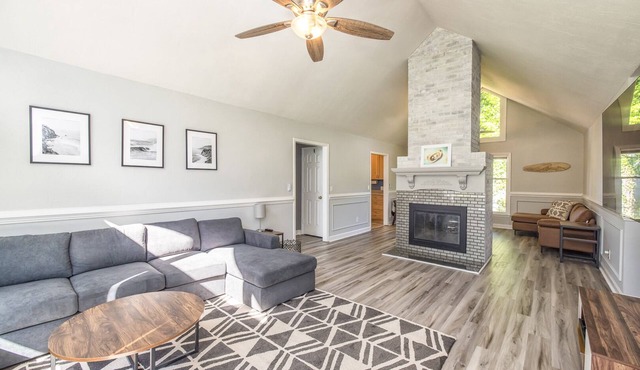Stylish 3 bedroom home 10 minutes from beach