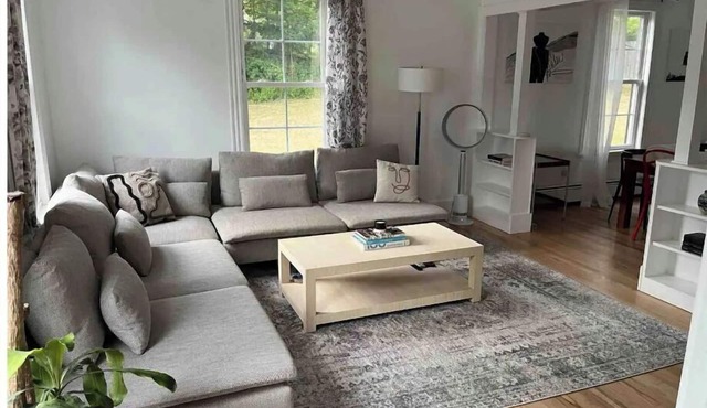 Stylish 3-Bedroom Home in the Village of Warwick