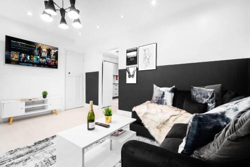 Stylish 3 Bedroom House - Garden - Parking - Sleeps 6 - Netflix - Wifi - 12O