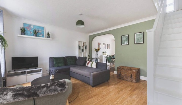 Stylish 3 Bedroom House - King Size Beds - Garden - 20 Minutes to London