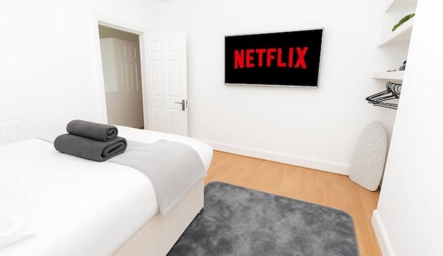 Stylish 3-Bedroom House with Free Parking, 15 Mins to Central London