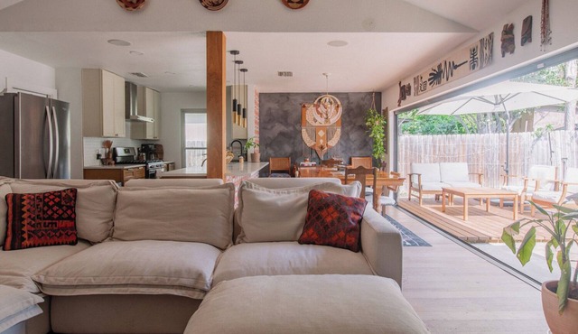 Stylish 3-bedroom House with Office/Mini-Theater and Stock Tank Pool in Austin