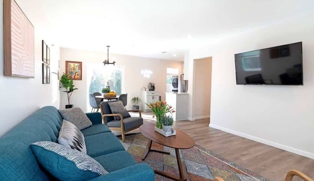 Stylish 3-Bedroom Retreat in Los Angeles