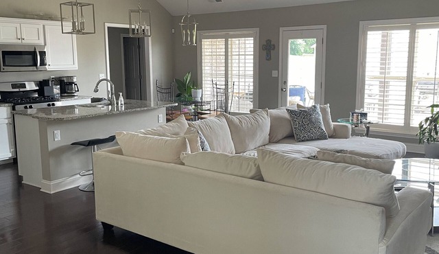 Stylish 3 bedroom ranch just south of Memphis