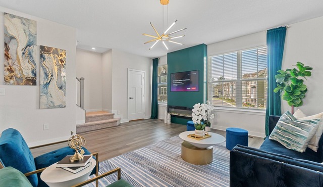Stylish 3 Bedroom Townhome w/King Bed & Private Lake Access!