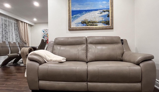 Stylish 3 Bedrooms Private Bungalow in an Upscale Neighbourhood west of Toronto