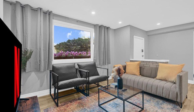 Stylish 3 BR Apt w/Free Parking, Wifi & Patio