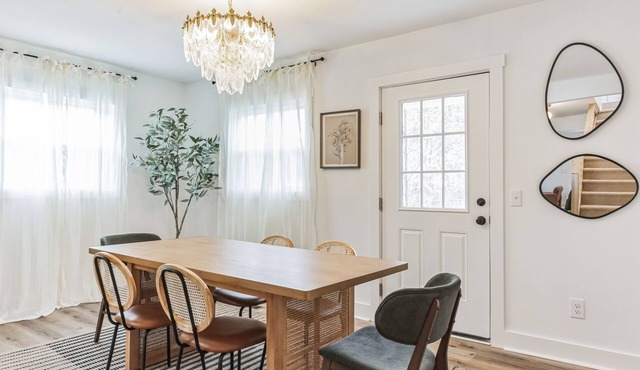 Stylish 3 BR House: 1 King Bed. Centrally Located!