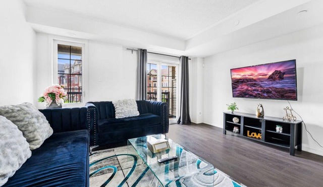 Stylish 3 BR Townhouse in Oshawa