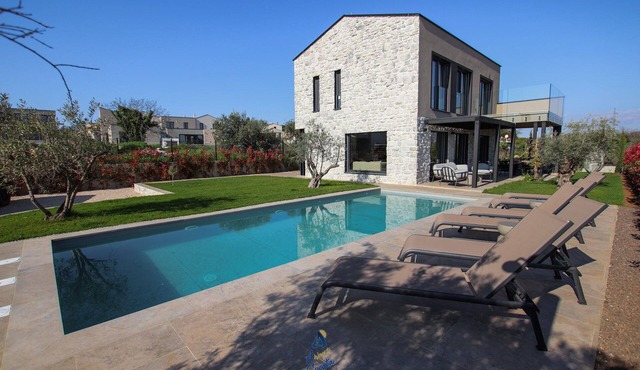 Stylish 3-BR vacation home with heated pool, close to beaches