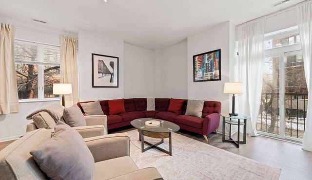 Stylish 3 King Bed Apartment in Prime Location