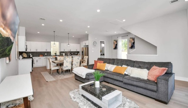 Stylish 3-Level Home for Groups/Business Travel