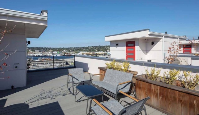 Stylish 3b2.5b Brand New TH Rooftop & Lake Views