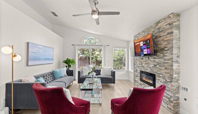 Stylish 3B2B SFH, King Bed, Fast Wi-Fi, Yard, Travel Crib, High Chair