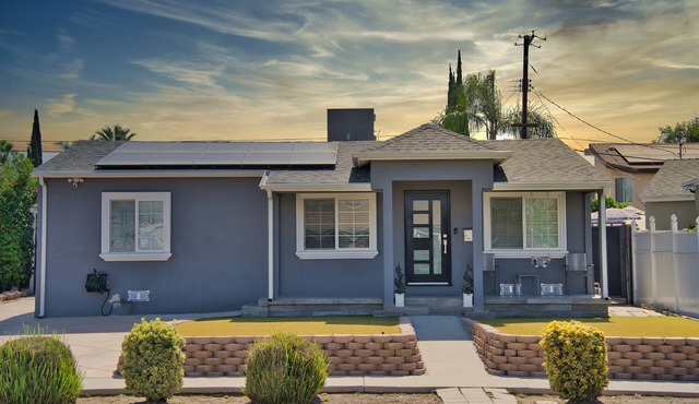Stylish 3BD/2BA Retreat: King Bed, Firepit, Chef's Kitchen, Near Universal, SOFI