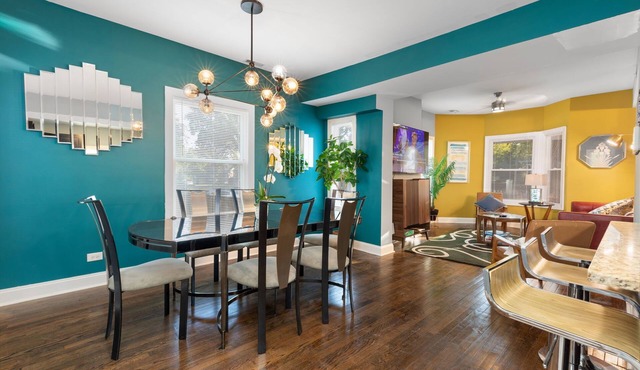 Stylish 3bd w/backyard patio mins from Downtown!