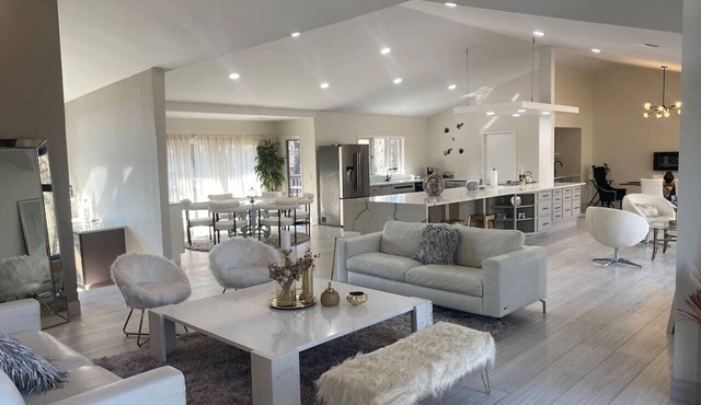 Stylish 3BD w/firepit & big backyard TV Room