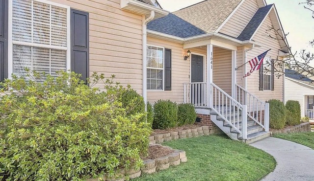 Stylish 3bdr Home Includes Large Backyard & Deck near RH Downtown & I-77