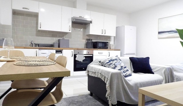 Stylish 3Bed Apt | Prime Location | Sleeps 6