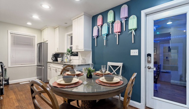 Stylish 3bedr Family Retreat Firepit EV 10 min to the Metro Fenced Yard