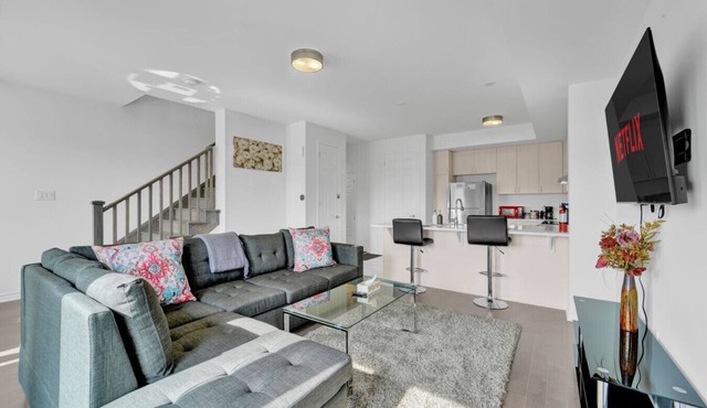 Stylish 3BR 2.5 Bath Townhouse w/Patio & parking