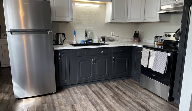 Stylish 3br 2 bath close to downtown, the airport, and freeways.