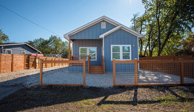 Stylish 3BR/2BA Urban Retreat Near Lively Downtown