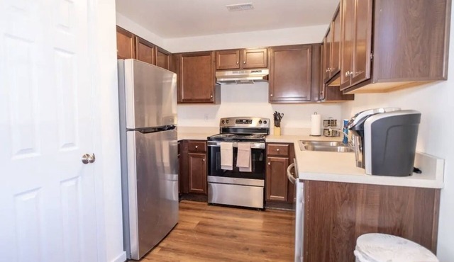 Stylish 3BR Apt, with Yard & Parking - Near RVA's attractions