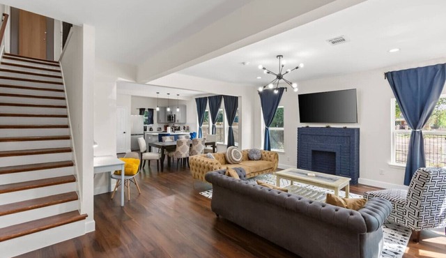 Stylish 3BR Duplex in Central Houston Sleeps 7