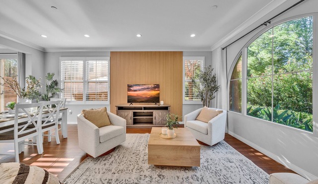 Stylish 3BR End Unit Townhouse｜1st Floor BR｜Community Pool｜ Private Backyard #25