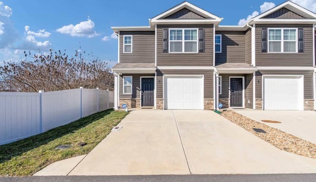 Stylish 3BR Getaway across Bristol Speedway