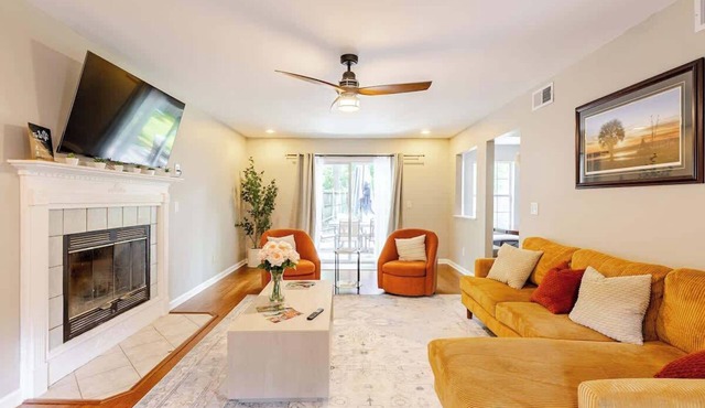 Stylish 3BR home w/King Bed, backyard & Fire pit